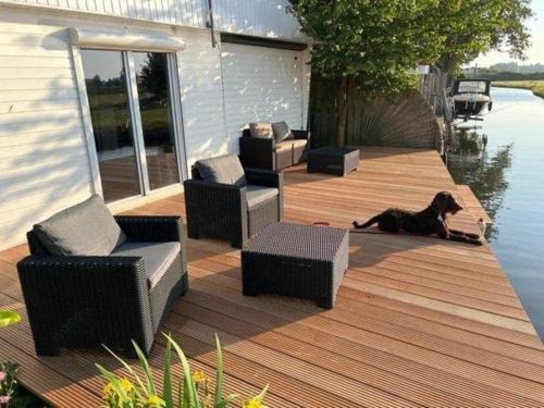 Onderdijk Apartamento | Ferienhaus Tami direkt am Wasser mit eigenem Bootsanlegesteiger