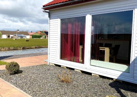 Onderdijk Casa | Ferienpark Vislust Modernes Holzhaus am Ijsselmeer mit eigenen Steg