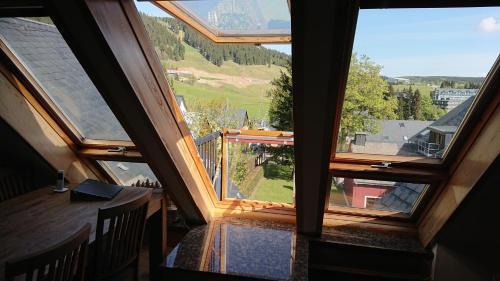 Oberwiesenthal Apartamento | Ferienwohnung Dachspitze mit Tiefgaragenstellplatz und Skiraum