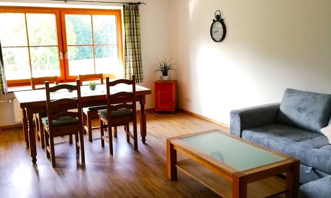 Siegsdorf Apartamento | Ferienwohnung 100qm, Balkon, 2 Schlafzimmer, Wohnzimmer, Badewanne, Bergblick, Wlan, max 4 Pers