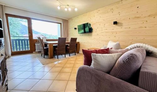 Missen-Wilhams Apartamento | Ferienwohnung Aigisblick mit Pool und Sauna, direkt am Skihang