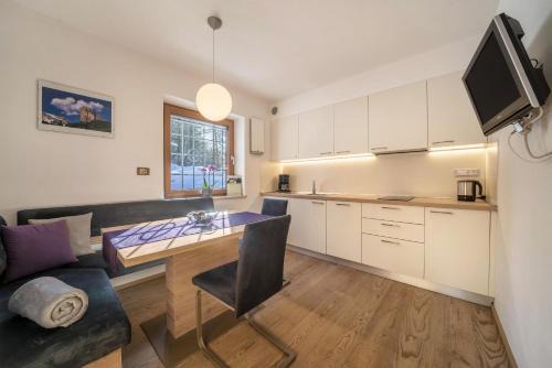 Avelengo Apartamento | Ferienwohnung Hirzer Edelweiss