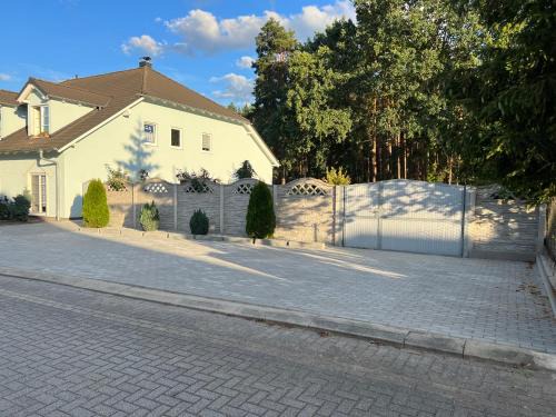 Dobern Apartamento | Ferienwohnung im Grünen für bis zu 3 Personen, Aufbettung möglich