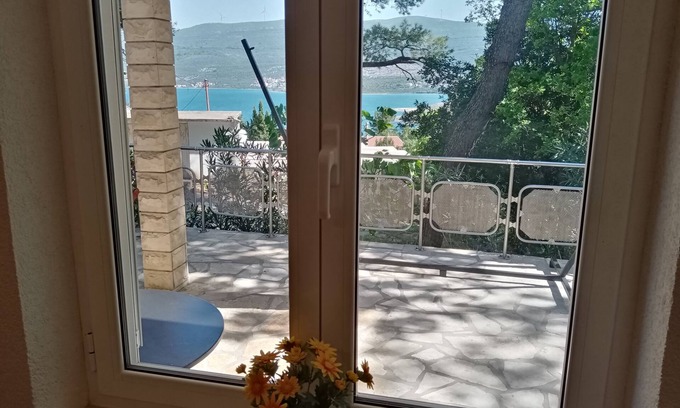 Donji Karin Apartamento | Ferienwohnung in Gemütlichem Haus 150m zum Meer und mit Meerblick