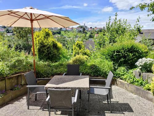 Bad Wuennenberg Apartamento | Ferienwohnung "Kirchblick" im Ferienhaus Blumenhain