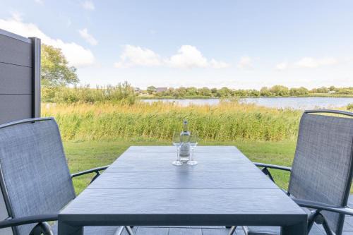 Norderhafen Apartamento | Ferienwohnung Nordseetraum direkt am Nordseedeich mit Blick auf den See