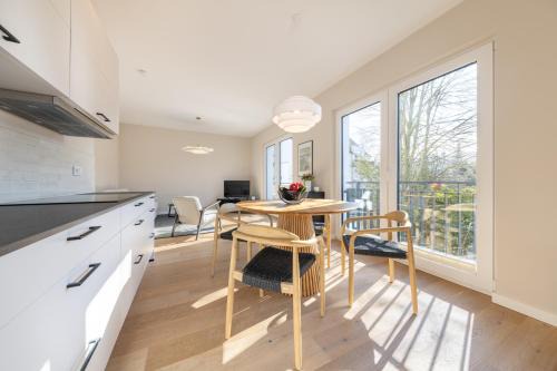 Warnemuende Apartamento | Ferienwohnung Strom Acht - modern frisch inkl Stellplatz, Balkon - 200m zum Alten Strom