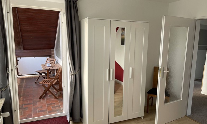 Glueckstadt Apartamento | Apartamento 'Ferienwohnung Mit Balkon' con vistas al lago, jardín compartido y Wi-Fi