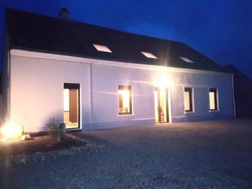 Savigne-lʼEveque Casa | Fermette de charme rénovée avec grand terrain, 5 chambres, proche du circuit 24H du Mans - FR-1-410-304