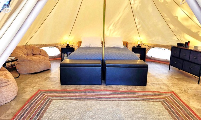Mid America Apartamento | Fern Dell: A Woodland Glamp - Dog Friendly!