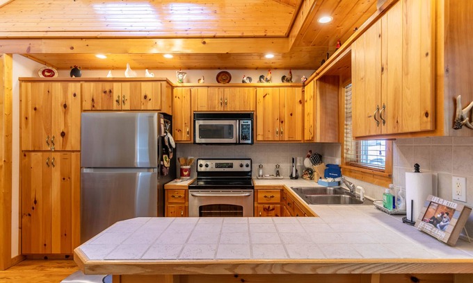 Piney Creek Casa | Fern Hollow - river access, privacy, pet friendly