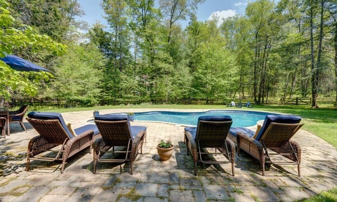 Narrowsburg Casa | Fern Leaf Farmhouse - Stylish in Narrowsburg