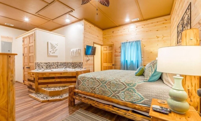 Helen Cabina | Prado de helechos | 1BR 1BA | Ducha de roca personalizada | Tina de hidromasaje | Tina caliente | Pozo de fuego