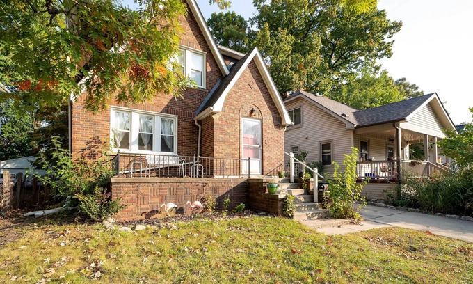 Ferndale Apartamento | Ferndale Apartment w/ Yard - Near the Detroit Zoo!