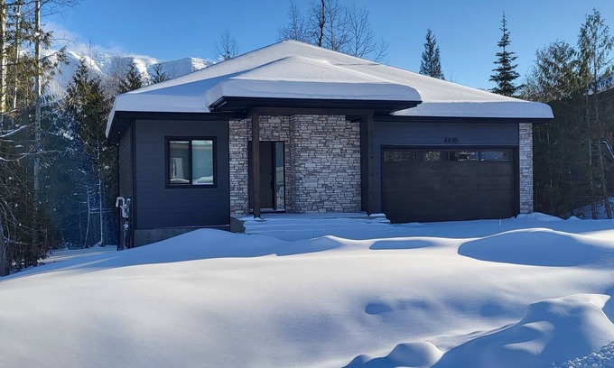 East Kootenay Casa | Fernie Escape Mountain Home on the Ski Hill