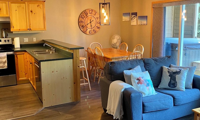 East Kootenay Condominio | Fernie Ski-In Condo, 2 bed, 2 bath, with private hot tub and BBQ.