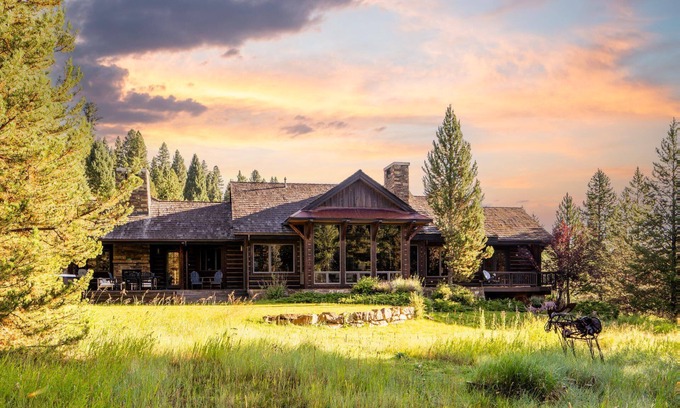 Spanish Peaks Casa | Book a Summer Getaway! Modern Mountain Home, Deck and Outdoor Fireplace, Near Ousel Falls Park!