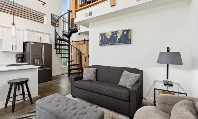 Whitefish Condominio | Summers Stays for You and Your Pet in Whitefish! Pet Friendly Quarry unit! Community Amenities!