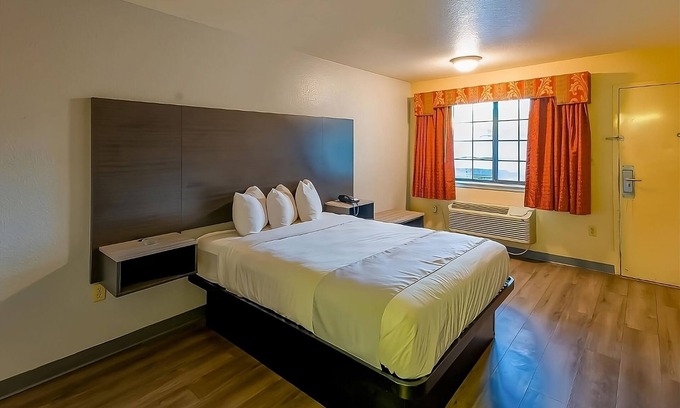 Sweet Home Casa | Few Miles from San Ducerro Winery! Onsite Pool, FREE Breakfast and Parking!