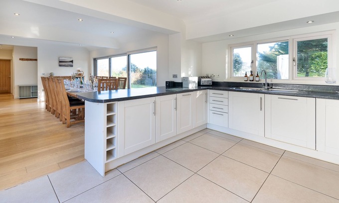 Abersoch Casa | Few mins walk from the beach! Large detached house, stunning sea views, hot tub!
