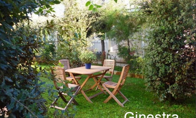 Lido di Camaiore Apartamento | A pocos pasos del mar, con jardín privado y plaza de aparcamiento, zona tranquila y verde.