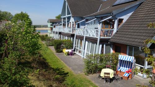 Neuensien Apartamento | Fewo 7 im Fischerhaus Wintergarten und Terrasse mit Strandkorb