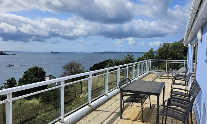 St. Mawes Cabaña | Fiddlers Green - a holiday home that sleeps 12 guests in 5 bedrooms