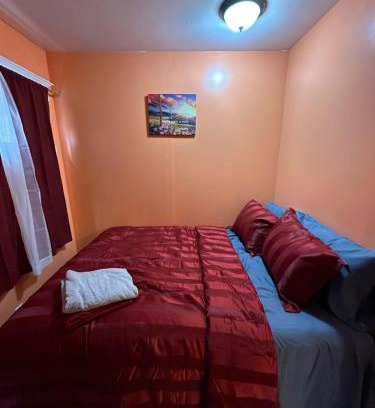 Newark Casa | Fidellia Iron Room, Queen Bed Minutes from Newark Liberty International Airport and Newark Penn Station