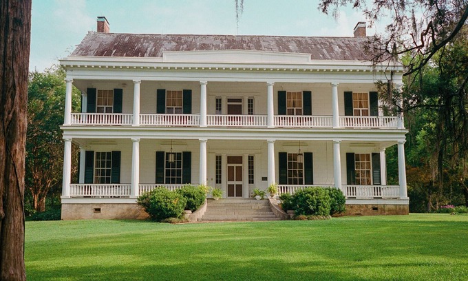 Harriston Casa | Field & Forest: A Luxurious Estate on 100 Acres with an Infinity Pool & Sauna