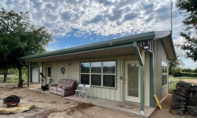 Jacksboro Casa | Field House on Lake Godstone