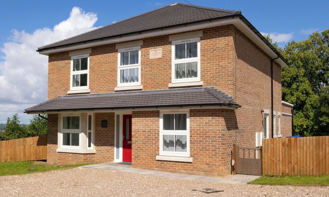 Winshill Casa | Field View 5-Bed House - free parking
