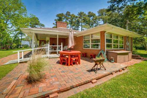 Morehead City Casa | Fifties Beaufort Home with Patio, On Newport River!