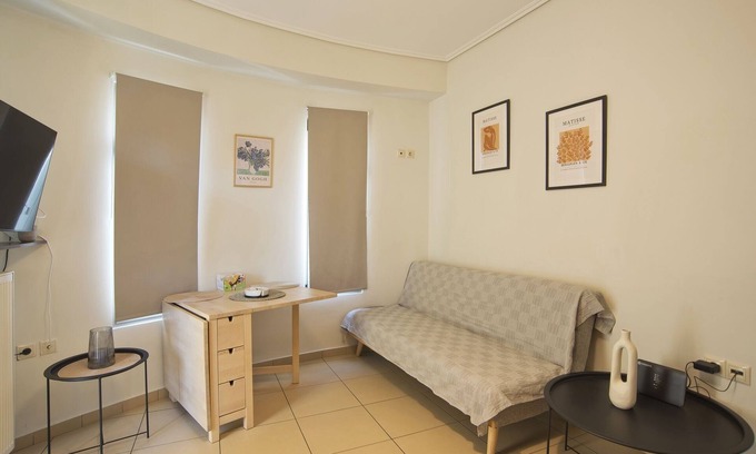 Chaidari Apartamento | Filoxenia Modern Apt with Balcony near Athens Ctr