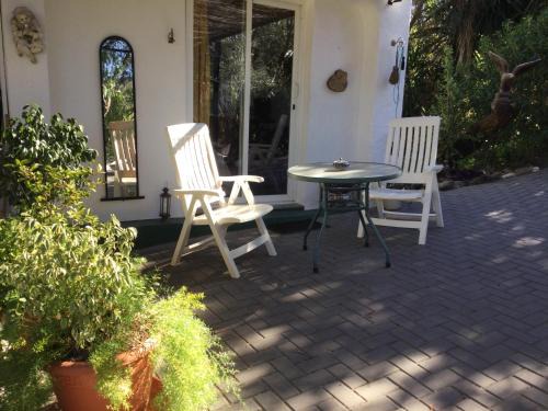 Guaro Apartamento | Finca el Rio, The Studio self catering with pool and hydrotherapy jacuzzi set in beautiful gardens,