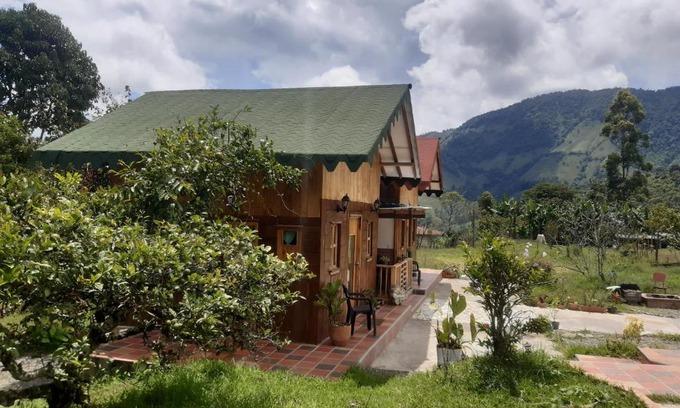 Jardin Chalet De Esquí | Finca Maracuba Cabañas Limón, Manzana y Níspero