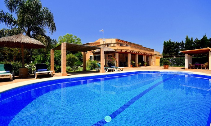 Llubi Casa | Finca S'estable is a cozy family vacation home with a swimming pool.