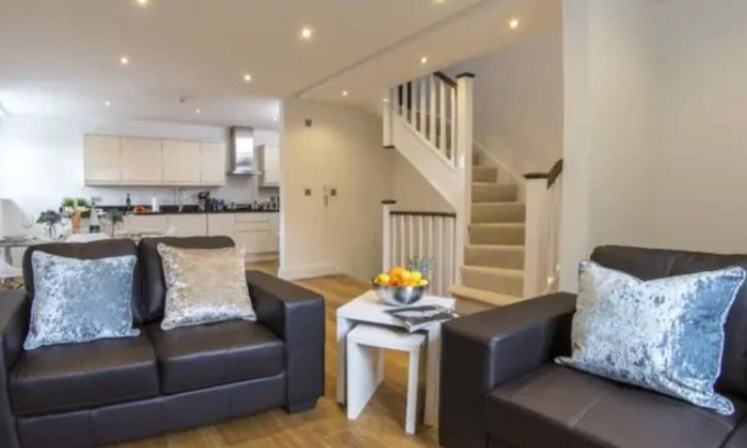 Finchley Church End Apartamento | Finchley Central - Luxury 2-3 bed triplex apartment