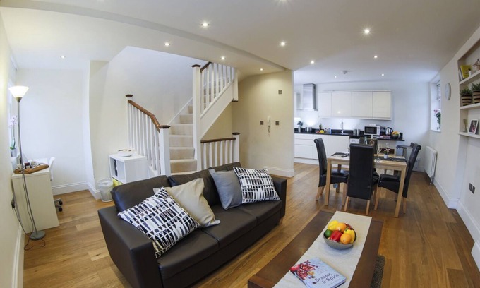 Finchley Church End Apartamento | Finchley central - Spacious 2-3 bedroom triplex apartment