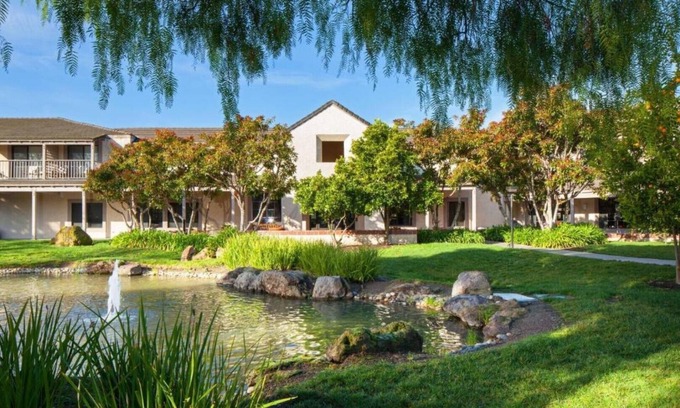Burlingame Casa | Find comfort at our family-friendly hotel room in San Francisco