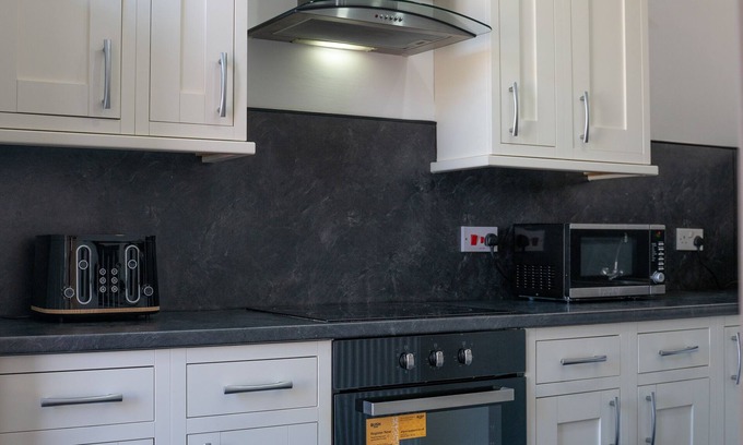 Aberdeen West End Apartamento | ✪ Find DWELLCOME HOME Ltd ✪ 100Mbps 2 Bed inc sofabed