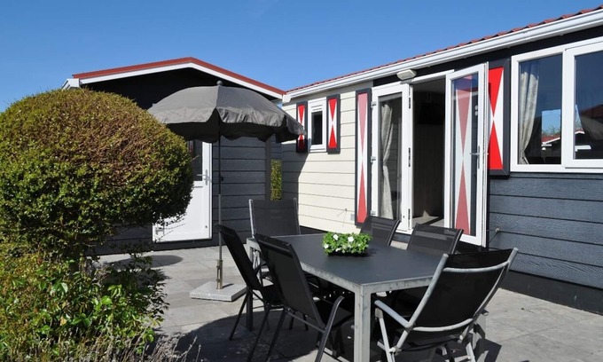 Serooskerke Chalet De Esquí | Fine and clean chalet centrally located