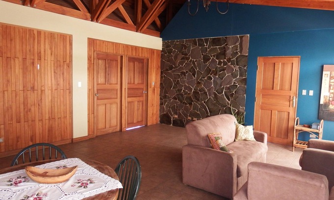 La Guaria Apartamento | Fine-Wood Apartment in a Treat Location