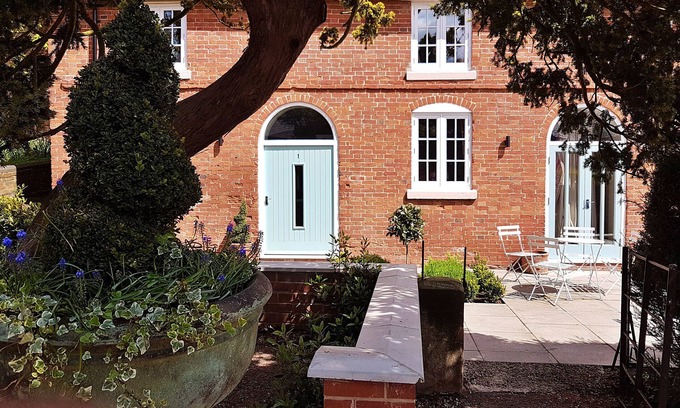 Breedon on the Hill Cabaña | No.1 Meynell Mews