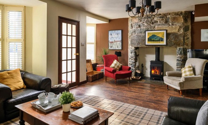 Tremadog Casa | Finest Retreats - Awelon - Large Cottage to sleep 10 with Hot Tub