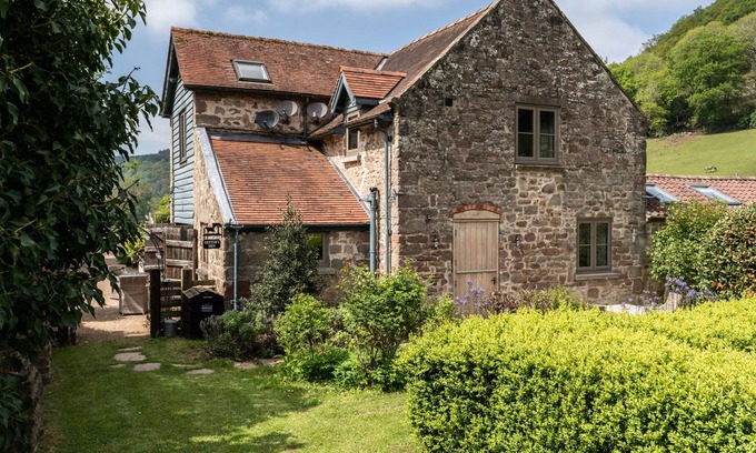 Ross-on-Wye Cabaña | Finest Retreats | Monkey Maze - Exotic Animal Sanctuary