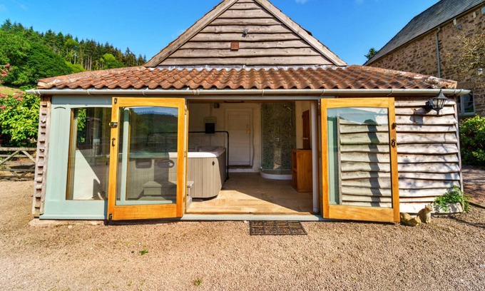 Ross-on-Wye Cabaña | Finest Retreats | Porcupine Point - Exotic Animal Sanctuary