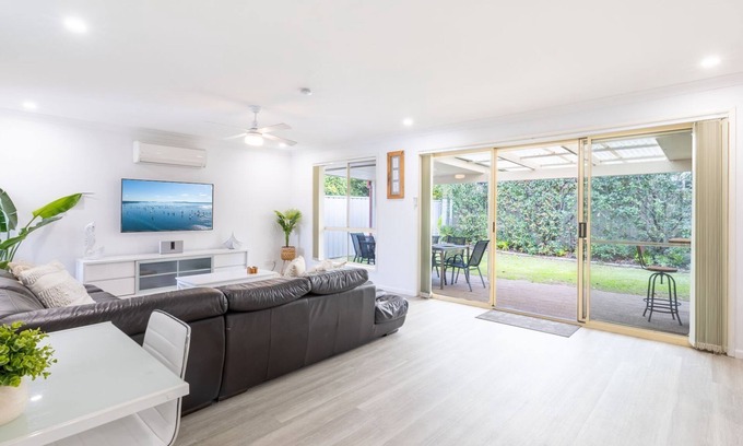 Fingal Bay Casa | Fingal on Whitesands- all on ground level with air con, wi-fi and boat parking