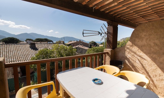 Residences du Golfe de Lava Apartamento | Fior du Mare a 80 m de la playa: vistas al mar y a la montaña, terraza privada, A/C y Wi-Fi