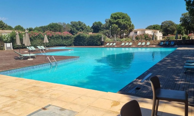 Lecci Apartamento | Fiori Di Cala Rossa Très beau studio, 2 adultes 1 enfant moins de 3 ans, au sein d'une résidence hôtelière avec piscine et plage Cala Rossa à 600m