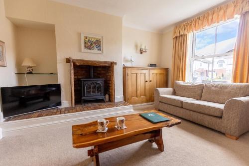 Penrhyn Bay Casa | FIR TREE COTTAGE - Cosy 3 Bed Cottage in Penrhyn Bay with Beautiful Sea Views and Access to Snowdonia